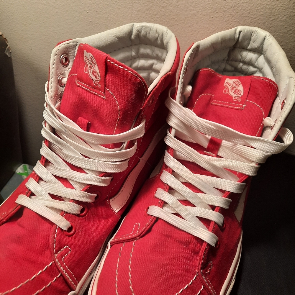 Vans Off The Wall HiTop skate Sneakers Red/White canvas, 9.5 men, great shape!